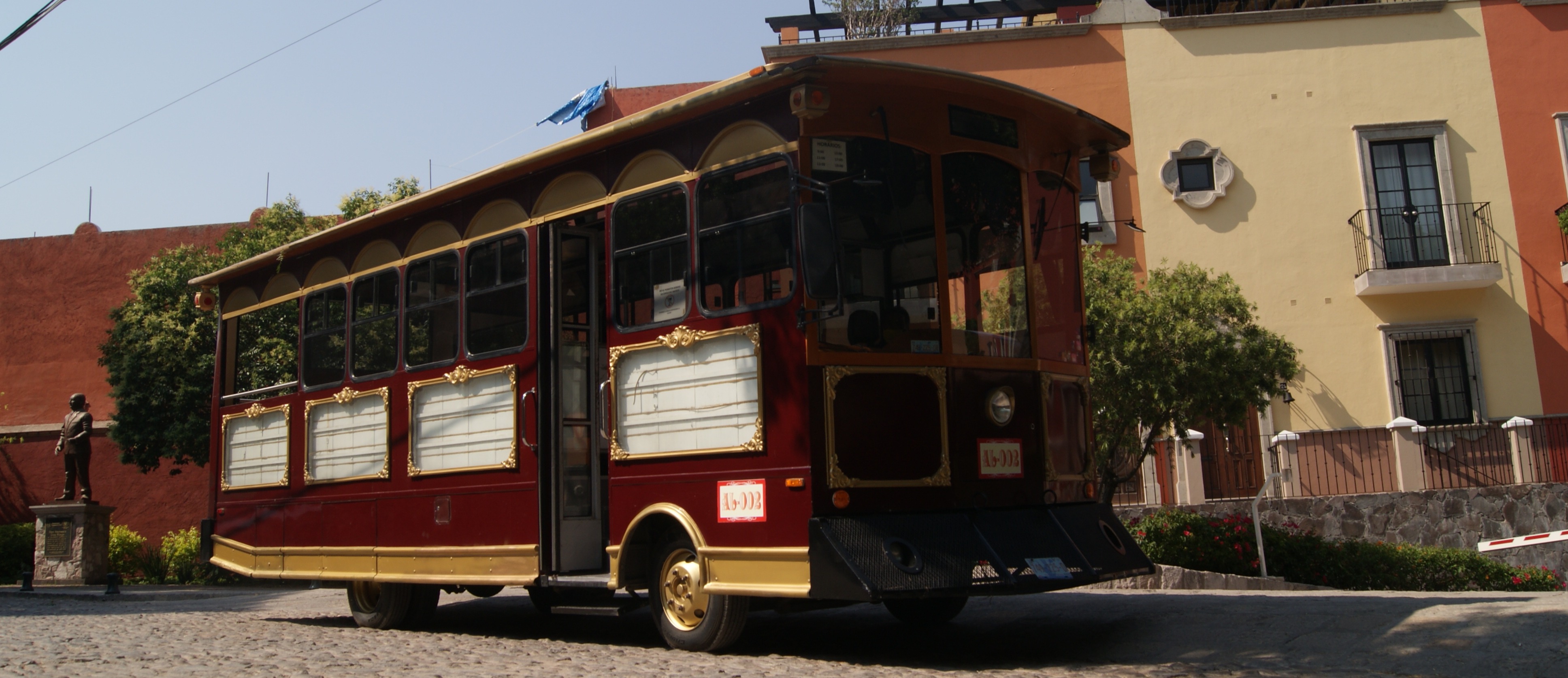 Guided tours with transport (in historic towns, vehicles, etc.).